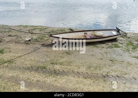 Kleines leeres Boot am Ufer. Leigh on Sea, Essex Stockfoto