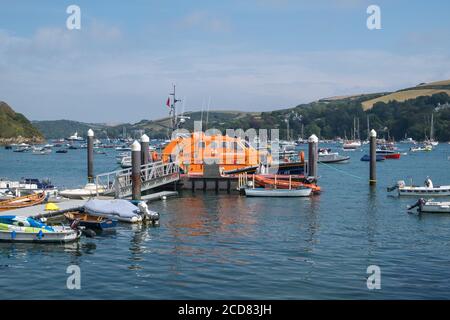 Die Boote vertäuten an der Mündung in der Ferienstadt Salcombe in South Hams, Devon, Großbritannien Stockfoto