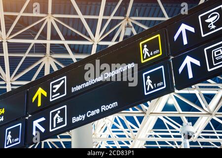 Anfahrt auf dem Schild am Flughafen - Internationale Abflüge Und Babypflegezimmer Stockfoto