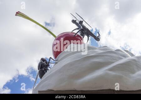 Die Endskulptur auf dem vierten Sockel am Trafalgar Square. Schlagsahne, eine Fliege und eine Drohne auf einer Kirsche. Nahaufnahme. London Stockfoto