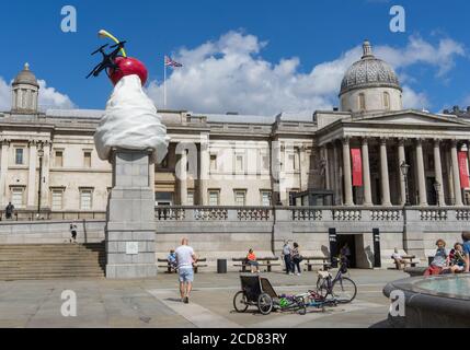 Die Endskulptur auf dem vierten Sockel am Trafalgar Square. Schlagsahne, eine Fliege und eine Drohne auf einer Kirsche. Weitwinkelansicht. London Stockfoto