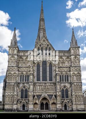 Salisbury Cathedral formal bekannt als die Kathedrale der seligen Jungfrau Maria, eine anglikanische Kathedrale in Salisbury, England Stockfoto