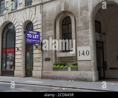 Büros, um Immobilienmakler an der Wand unterschreiben zu lassen. London Stockfoto