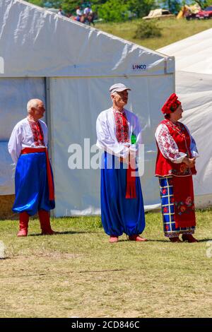 Region Dnipropetrovsk, Ukraine - 2. Juni 2018: Unbekannte Menschen in traditioneller ukrainischer Kleidung während des Ethnorock-Festivals Kozak Fest Stockfoto