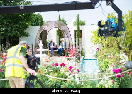 DREHARBEITEN IM GANGE MIT MONTY DON UND JOE SWIFT IM RHS HAMPTON COURT PALACE BLUMENSCHAU 2015 Stockfoto