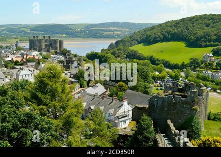 Der historischen mittelalterlichen Stadtmauer rund um Stadt Conwy Stockfoto