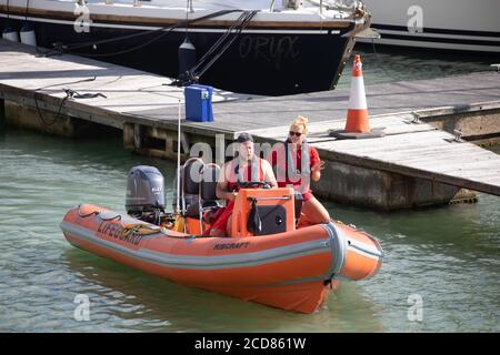 Zwei Rettungsschwimmer starten in einem ribcraft in Brighton Marina, East Sussex Stockfoto