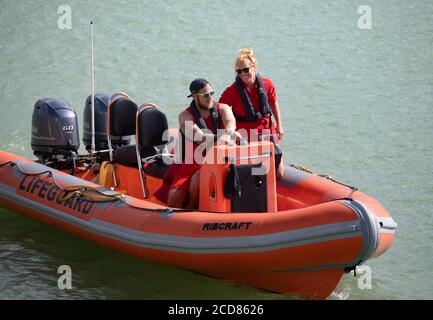 Zwei Rettungsschwimmer starten in einem ribcraft in Brighton Marina, East Sussex Stockfoto