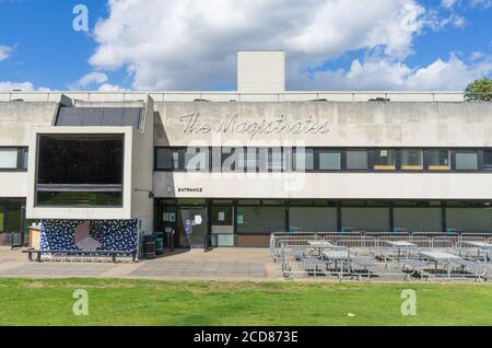 Der alte Waltham Forest Magistrate Court mit Kaffeestühlen draußen, London Stockfoto