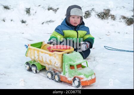 Drei Jahre alter Junge, der Spaß im Schnee hat, Zalesie, Woiwodschaft Warmian-Masuren, Polen, Europa Stockfoto