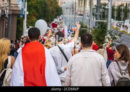 Riesige Menschenmenge bei friedlichen Protesten gegen gestohlene Präsidentschaftswahlen in Minsk, Weißrussland. Minsk, Weißrussland - August 15 2020. Stockfoto