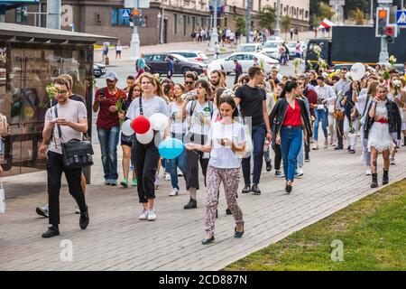 Riesige Menschenmenge bei friedlichen Protesten gegen gestohlene Präsidentschaftswahlen in Minsk, Weißrussland. Minsk, Weißrussland - August 15 2020. Stockfoto