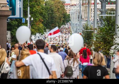 Riesige Menschenmenge bei friedlichen Protesten gegen gestohlene Präsidentschaftswahlen in Minsk, Weißrussland. Minsk, Weißrussland - August 15 2020. Stockfoto