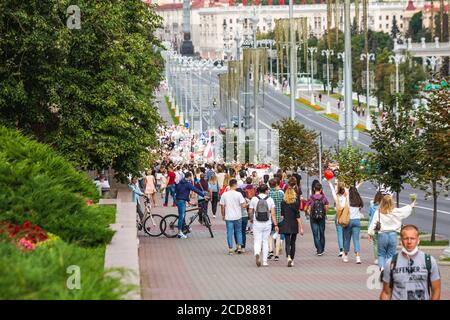 Riesige Menschenmenge bei friedlichen Protesten gegen gestohlene Präsidentschaftswahlen in Minsk, Weißrussland. Minsk, Weißrussland - August 15 2020. Stockfoto