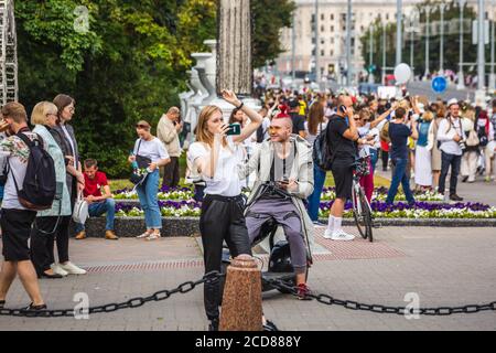 Riesige Menschenmenge bei friedlichen Protesten gegen gestohlene Präsidentschaftswahlen in Minsk, Weißrussland. Minsk, Weißrussland - August 15 2020. Stockfoto