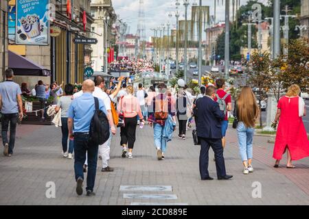 Riesige Menschenmenge bei friedlichen Protesten gegen gestohlene Präsidentschaftswahlen in Minsk, Weißrussland. Minsk, Weißrussland - August 15 2020. Stockfoto