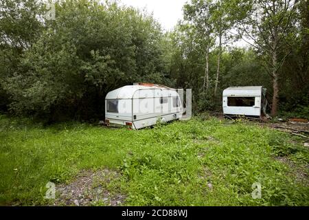 Alte verlassene Karawanen, versteckt in Wäldern in Nordirland vereinigtes Königreich Stockfoto