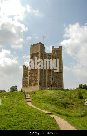 Orford Castle Keep im Dorf Orford in Suffolk, Großbritannien. Auf ehemaligen Verteidigungshügeln stehend, ist der Keep ein historisches Wahrzeichen auf dem Suffolk Stockfoto