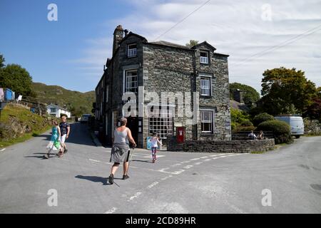 Touristen und Spaziergänger mit Schiefer Café im Dorf Von elterwater See Bezirk england großbritannien Stockfoto