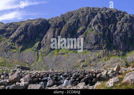 Stickle Tarn unter Pavey Ark eingebettet fiel in die Langdales. Stockfoto