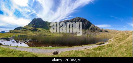 Stickle Tarn unter Pavey Ark eingebettet fiel in die Langdales. Stockfoto