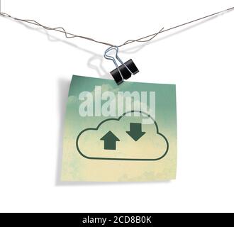 In dieser Illustration über Internet-Cloud-Dienste hängt ein Cloud-Symbol auf einem Stück grunge-gedecktem Papier an einem Draht einer Papierklammer. Stockfoto