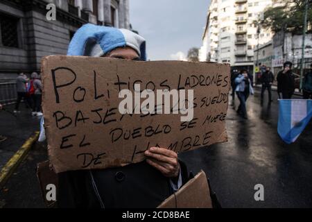 Buenos Aires, Buenos Aires, Argentinien. August 2020. Die Gegner werden eine Mahnwache vor dem Kongress gegen die Justizreform abhalten, die am Donnerstag, dem 27. August, diskutiert wird, nachdem sie die Stellungnahme des Plenums des Senats erhalten haben.Argentinien, Kongress 26. August 2020. Quelle: Carol Smiljan/ZUMA Wire/Alamy Live News Stockfoto