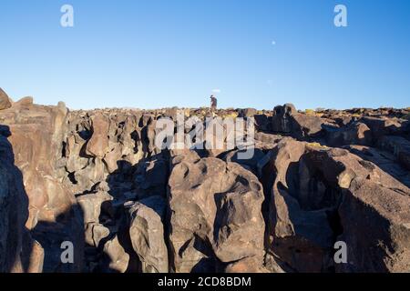 Junge Männer wandern in Fossil Falls in der Coso Range Von Kalifornien in den Vereinigten Staaten Stockfoto
