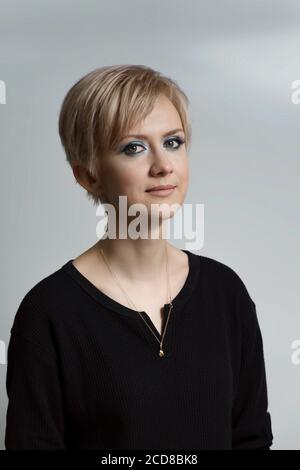 Blonde schöne 30 Jahre alte Frau mit kurzen Haaren. Stockfoto