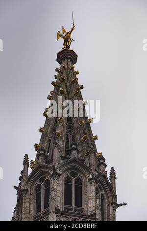 Brüsseler Rathaus Spitzes Dach mit der Statue des Erzengels Michael, Patron von Brüssel, die einen Drachen auf dem Turm zu töten vermittelt mythologische Konzept Stockfoto