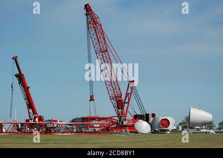 Übersicht über die Montage des gigantischen Baukran zusammen mit einem mobilen Kran, für den Bau einer Windkraftanlage, Heerhugowaard, Niederlande Stockfoto