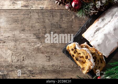 Weihnachtsstollen Obstkuchen auf Holztisch Stockfoto