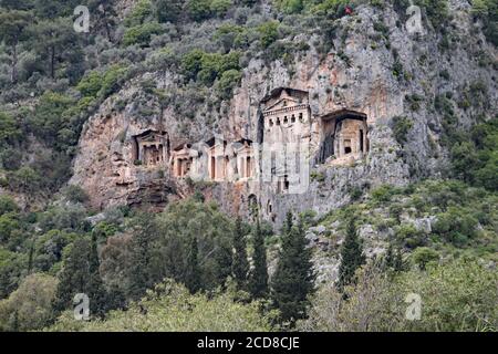 Die Tempelgräber bei Kaunos schneiden in die Felsen über dem Fluss von Dalyan in der Türkei. Stockfoto