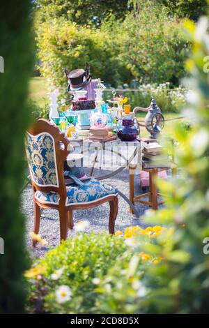 DER TEE-PARTYGARTEN DES MAD HATTER IM RHS HAMPTON COURT PALACE BLUMENSCHAU 2015 GESTALTET VON CHARLIE BLOOM Stockfoto