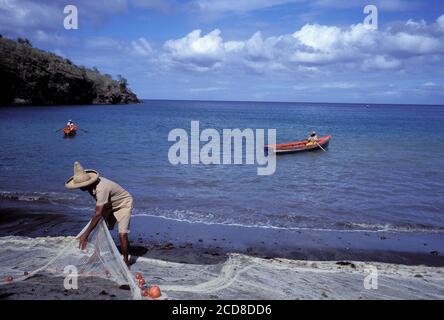 Frankreich, Französisch-Westindien, Karibik, Fischer am Strand von Anse Noir Stockfoto