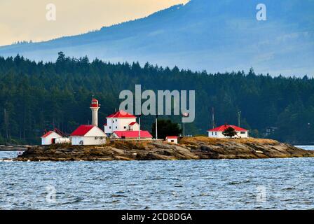 Der schöne malerische Leuchtturm auf Entrance Island im Norden ostende der Insel Gabriola führt Schiffe in den Nanaimo Hafen Stockfoto