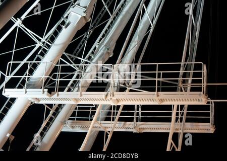 Nachtaufnahme des Worthing Observation Wheel am Worthing Seafront, West Sussex, Südengland, Großbritannien. Stockfoto