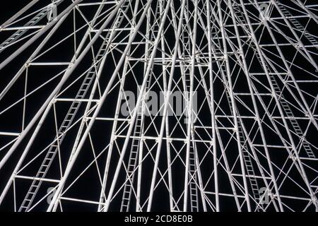 Nachtaufnahme des Worthing Observation Wheel am Worthing Seafront, West Sussex, Südengland, Großbritannien. Stockfoto