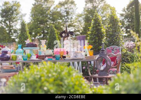 DER TEE-PARTYGARTEN DES MAD HATTER IM RHS HAMPTON COURT PALACE BLUMENSCHAU 2015 GESTALTET VON CHARLIE BLOOM Stockfoto