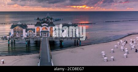 Sellin Pier (deutsch: Seebrücke Sellin) ist eine Seebrücke im Ostseebad Sellin auf der deutschen Insel Rügen. Der Pier hat ein Restaurant in der Nähe Stockfoto