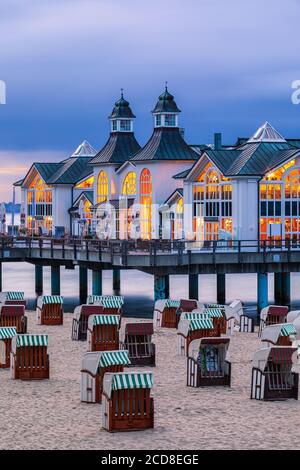 Sellin Pier (deutsch: Seebrücke Sellin) ist eine Seebrücke im Ostseebad Sellin auf der deutschen Insel Rügen. Der Pier hat ein Restaurant in der Nähe Stockfoto