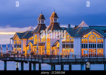 Sellin Pier (deutsch: Seebrücke Sellin) ist eine Seebrücke im Ostseebad Sellin auf der deutschen Insel Rügen. Der Pier hat ein Restaurant in der Nähe Stockfoto