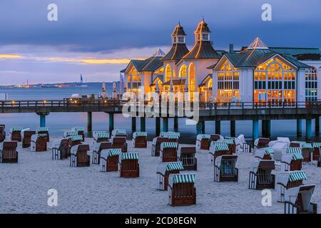 Sellin Pier (deutsch: Seebrücke Sellin) ist eine Seebrücke im Ostseebad Sellin auf der deutschen Insel Rügen. Der Pier hat ein Restaurant in der Nähe Stockfoto