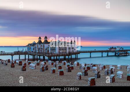 Sellin Pier (deutsch: Seebrücke Sellin) ist eine Seebrücke im Ostseebad Sellin auf der deutschen Insel Rügen. Der Pier hat ein Restaurant in der Nähe Stockfoto