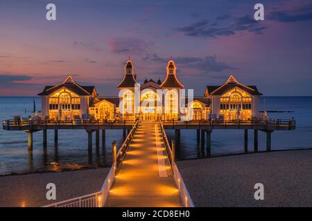 Sellin Pier (deutsch: Seebrücke Sellin) ist eine Seebrücke im Ostseebad Sellin auf der deutschen Insel Rügen. Der Pier hat ein Restaurant in der Nähe Stockfoto