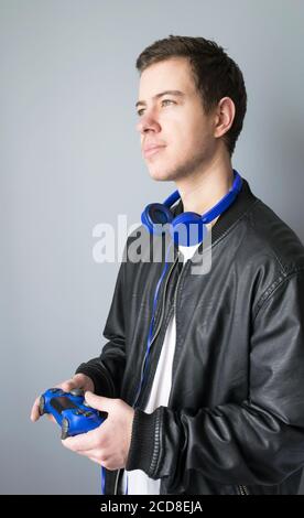 Teenager spielen Videospiele mit Kopfhörern und Joystick Stockfoto
