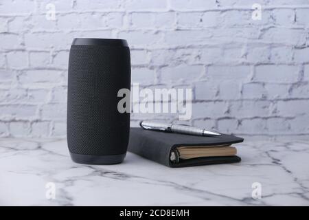 Smart Speaker und Tastatur mit Kopierplatz auf weißem Hintergrund Stockfoto