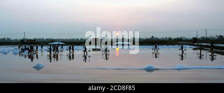 Menschen, die Gewässer von Nha Trang, Provinz Khanh Hoa, Vietnam. Salz ernten Stockfoto