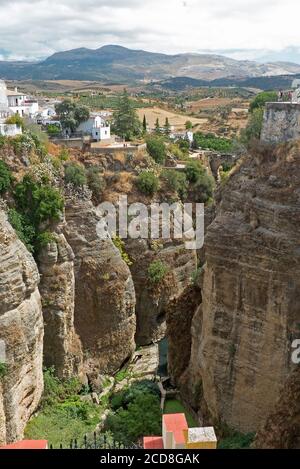 Die Stadt Ronda in Andalusien: Die Schlucht El Tajo, die von der Brücke Puente Nuevo aus genommen wurde Stockfoto