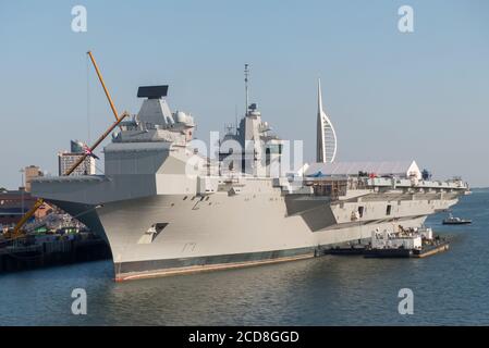 Der Royal Navy neueste Flugzeugträger, die "HMS Queen Elizabeth' an ihrem Liegeplatz in Portsmouth Harbour Stockfoto